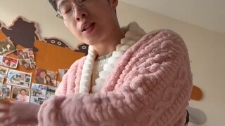 Cô gái lén lút chuyển khoản 10.000 nhân dân tệ cho người em trai vừa ăn ngon vừa lười biếng, bị bạn 