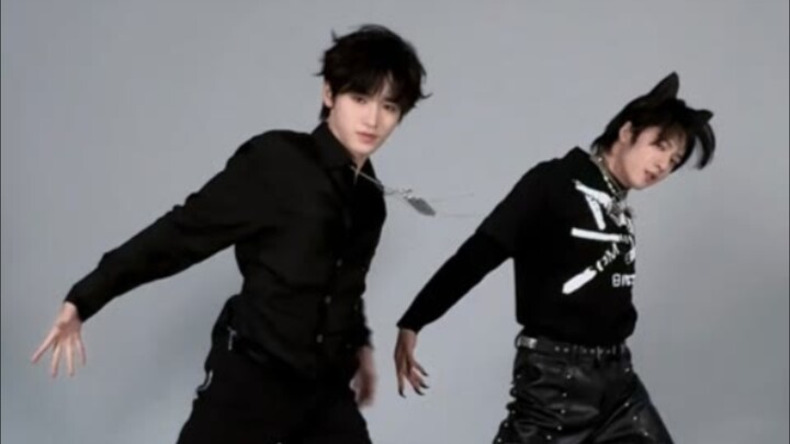 อ่าาาา ปฏิกิริยาแรกของฉันเมื่อเห็นคือมันถูกแต่งเติมด้วย Photoshop ราชินีและสุนัขของเขาเข้ากันได้อย่า