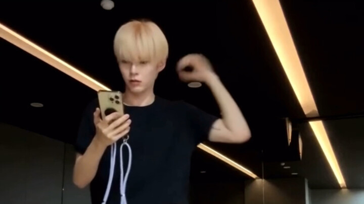 Bagaimana mungkin ada idola yang begitu hebat hingga langsung menari waacking saat live selama dua m