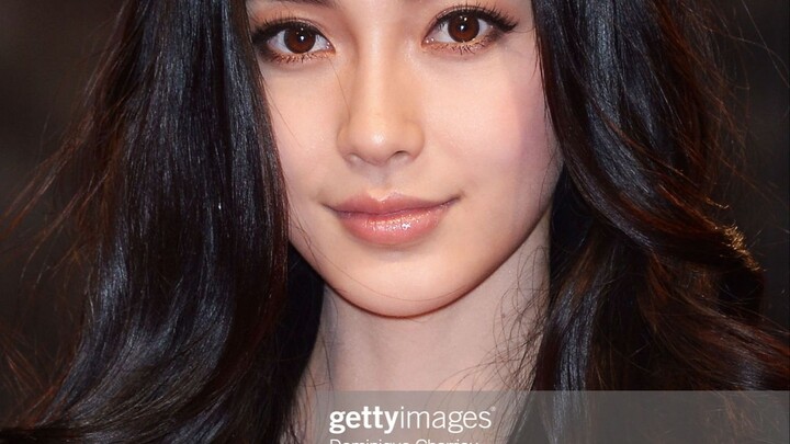 Holy shit! Is Visual China her fan girl?! How can she take photos that look like they’ve been beauti