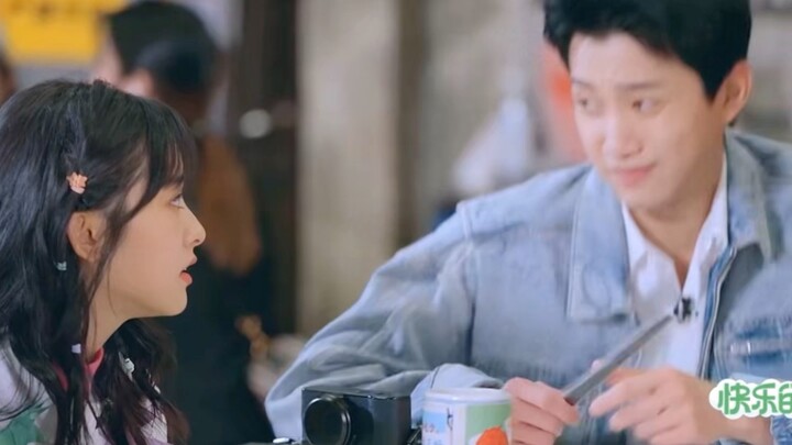 Gia đình Dã Cư – Phạm Thế Ngữ: Ăn đi, tôi trả tiền. Anh Vương: Cho một cuốn!