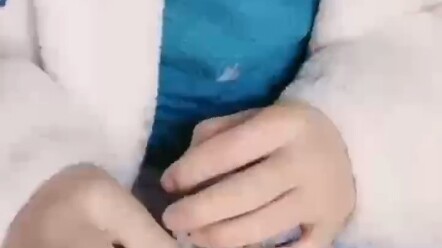 สาวน้อยช่วยนกฮูกตัวหนึ่งที่ติดอยู่ นกฮูกพูดว่า: ฉันเป็นสัตว์คุ้มครองนะ อย่าเรียกฉันว่าญาติ!