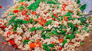 ผัดกะเพราสูตรโบราณ เครื่องปรุงน้อย แต่หอมอร่อย ชูรสชาติกลิ่นหอมของหมูชัดเจน อร่อยง่ายแบบไทยๆ