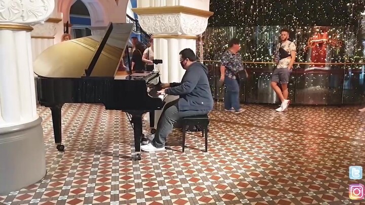 A "nerd" guy played Demon Slayer's theme song "Red Lotus" in a shopping mall, and the effect was out