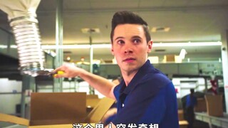 男人突发奇想，竟直接爬上了传送带，却被机械手臂打晕掉进了箱子