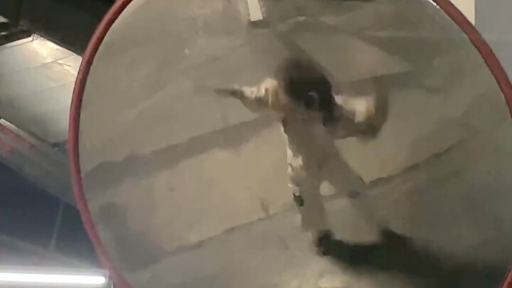 ราชาเต้นรำในโรงจอดรถใต้ดินมาแล้ว!!! พี่น้องทั้งหลาย!