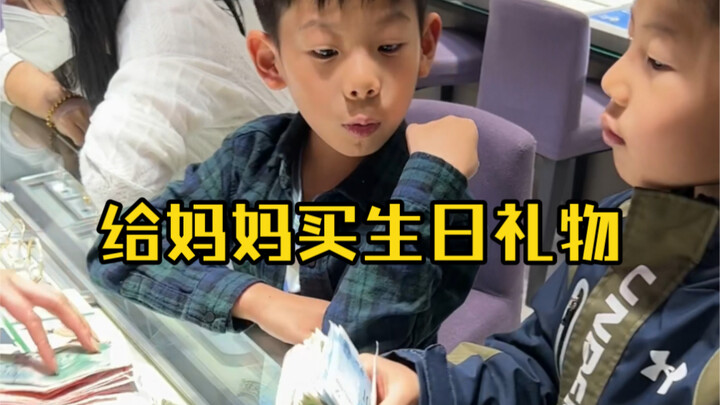 น้องชายคนที่สองผู้รักเงินยิ่งชีพ ยินดีเต็มใจควักกระเป๋าให้แม่