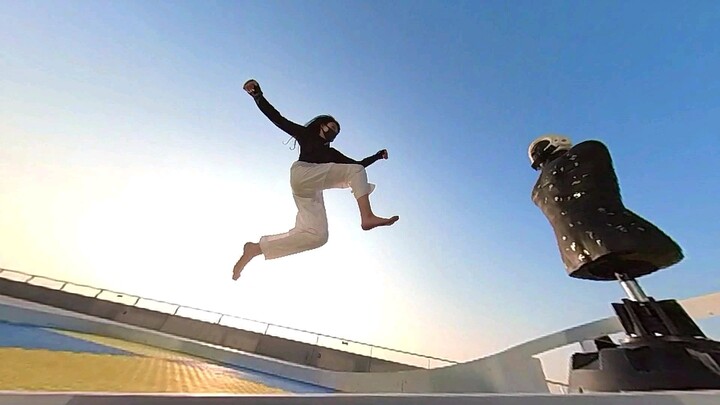 เตะขาสไตล์การ์ตูน