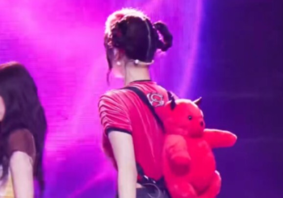 灼灼今天是背书包的树莓宝宝~萌萌女鹅上线，请妈粉放心！