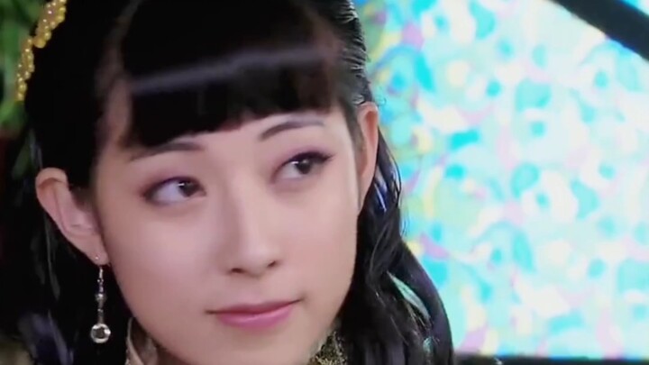 Pelayan perempuan didudukkan di kursi nyonya, tapi nyonya malah jadi pelayan.