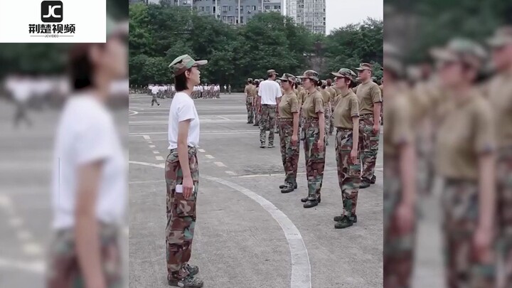 Nữ giáo viên ở Trùng Khánh lại bị nam giáo viên bên cạnh lôi kéo, chẳng nói lý lẽ gì, cầm loa xông t