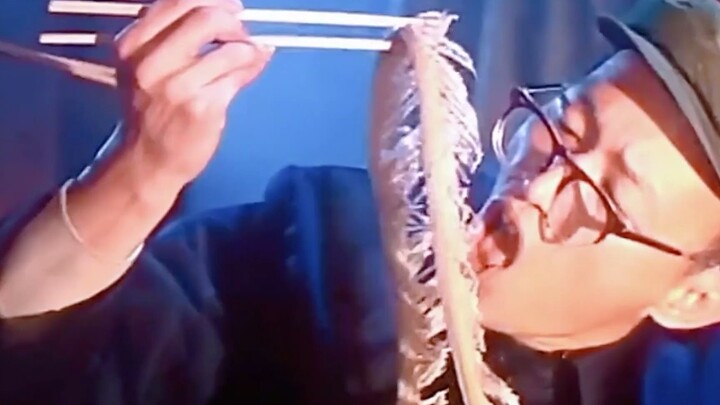 Seekor ular dibagi-bagi untuk dimakan belasan orang—lihat betapa sulitnya hidup di masa itu, apakah 