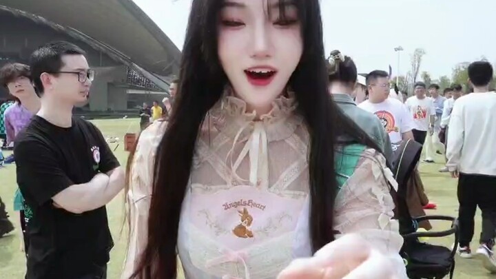 สาวๆ ที่งานคอมมิคคอนไม่เพียงแต่หน้าตาสวย หุ่นยังดีสุดๆ ไปเลย