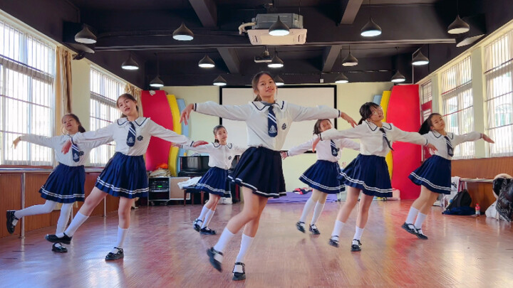 Primary school students dance to Wang Xinling's "Love You"