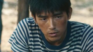 黑心老板为了赚钱，把鸭屎做成金子，结果被员工吃下当场拆穿，黑心老板气愤不已