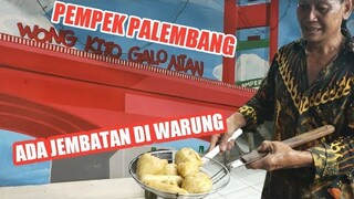 PEMPEK PALEMBANG, DIDALAM WARUNG ADA JEMBATAN AMPERANYA! SUASANA JADI PALEMBANG BANGET!