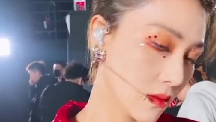 化妆师对女星而言有多重要？赵露思从甜妹到女神只差一个化妆师！