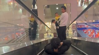 Nếu anh dám nói, tôi dám bắn.