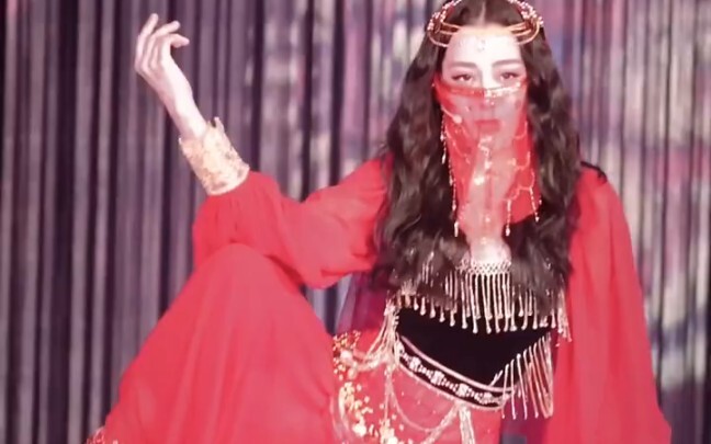 Dilireba dances Xinjiang dance wearing a veil. Come and review the wonderful stage performance of th