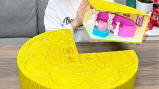 I made a super huge mooncake for the Mid-Autumn Festival, and when I cut it open, this is what was i