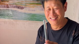 Beli ponsel paling canggih di dunia dan berikan kepada ayah saya