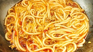 أنا حقًا أحب نودلز الأرز كثيرًا!