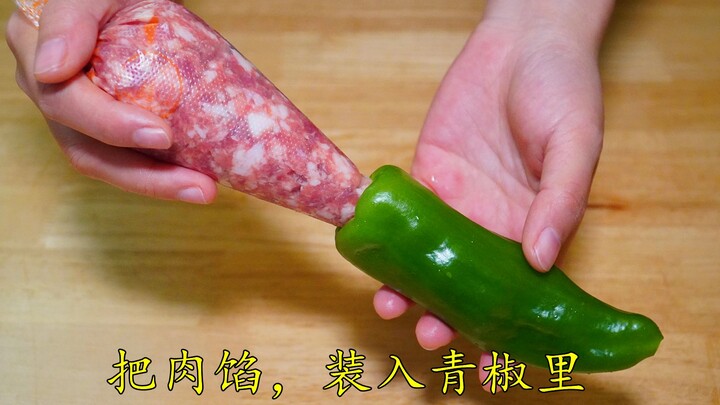 Stuffing pork into chili peppers creates a classic dish once it's served—this method is truly delici