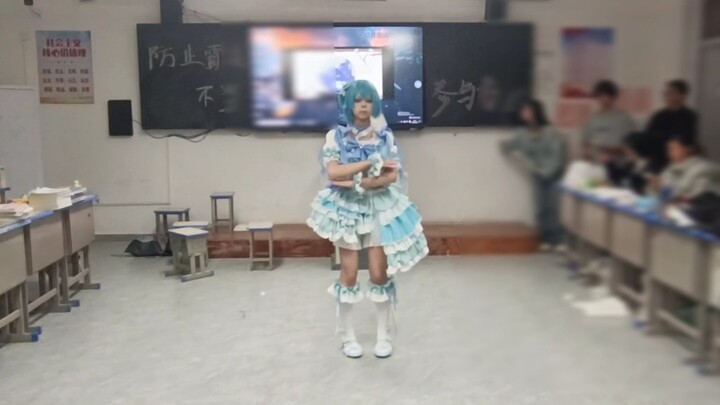 โชว์งานเลี้ยงปีใหม่เต้นตามกระแสแบบเทพๆ เลย!