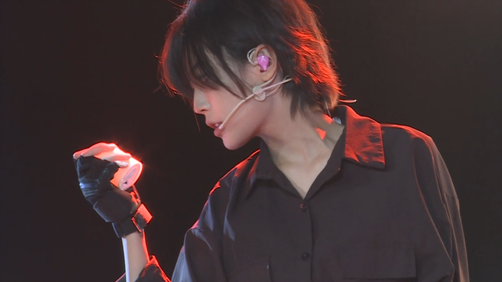 The dance moves are so cool and so attractive! "IN THE DARK" [Tan Sihui]
