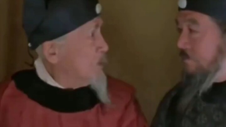 “Vỏ cây bị bóc hết thế này, chắc là do gia súc gặm nhấm rồi”