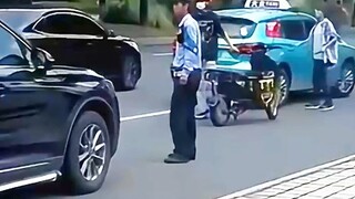 Cậu bé giao hàng giả lợn ăn thịt hổ giờ đang trải nghiệm cuộc sống khi đi giao đồ ăn? # cậu bé bán đ
