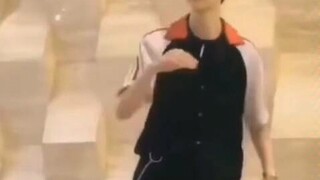 火星哥Bruno Mars在推特上点赞了王一博跳《24K Magic》的跳舞视频