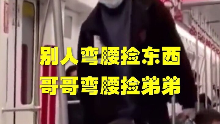 Kakak ajak tiga saudara kembar naik kereta bawah tanah, begitu masuk gerbong gaya mereka langsung be