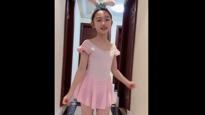 رفع اليد وتحريك القدم، رشيق وحيوي ورائع.