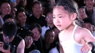 六岁街舞女孩，舞技超群，高难度动作震惊全场，结尾的动作好酷！