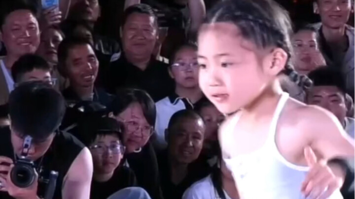 Cô bé 6 tuổi nhảy hip-hop, kỹ năng nhảy siêu phàm, những động tác khó khiến cả khán phòng kinh ngạc,
