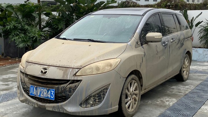 Bác ấy vừa mới lái xe từ trong núi ra, bảo tôi rửa qua một chút, nhìn ngoại hình này thì tôi không t