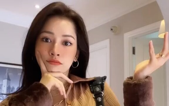 Chifu chipu 🥺 Apakah ada yang bisa menegurnya? Aku benar-benar terpesona olehnya sampai kehilangan a