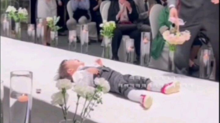 Di pesta pernikahan, si anak pembawa bunga tiba-tiba ngambek dan nggak mau lanjut lagi hahahaha