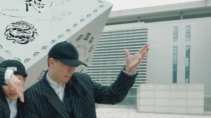 Popper nhảy theo bài hát "Baby I Know" của Popper và lắc lư ở mọi góc!