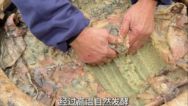 Hebei uncle makes large-cylinder stinky tofu, each piece fermented for over a year; the entire villa