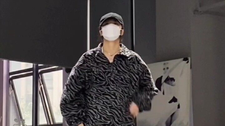 ทำไม tuituitui ถึงเหนื่อยขนาดนี้ ไม่ว่าจะเป็นเวอร์ชั่นไหนก็ตาม [ท่าเต้นของ JHO - thunderous-straykid