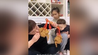 video trẻ em vui nhộn vuinhon vuinhonhaihuoc baby funny cutebaby haihuocvuinhon dethuongmuonxiu