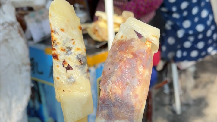 藏在大树背后的老奶奶烤乳扇～来大理可不能错过烤乳扇