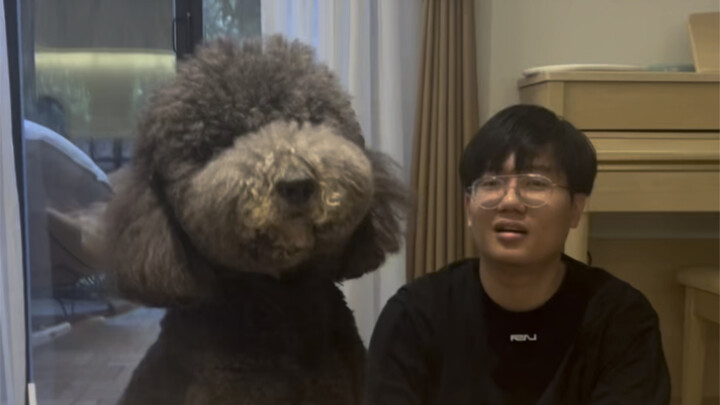 Hai người đều hơi ngại ngùng.