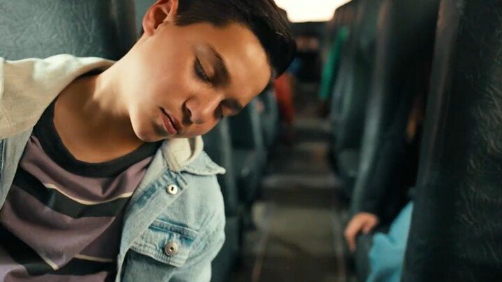 校车司机一回头发现，满车的小学生都死了 #美剧 #紧急呼救