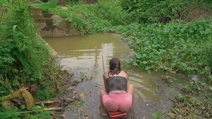 Amazing Fishing - Flood Season Fishing - Girl Fishing