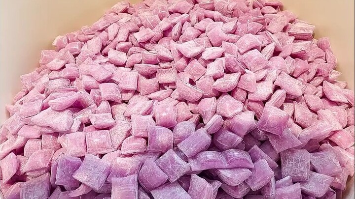 حلوى بنكهة العنب الحامض الشديد.. من يجرؤ على تجربتها؟