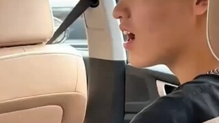 สาวๆ แนะนำเพื่อนสนิทที่อายุมากกว่าสามปีให้กับน้องชายของเธอ ตอนแรกน้องชายไม่ค่อยเต็มใจที่จะเจอตัวจริง