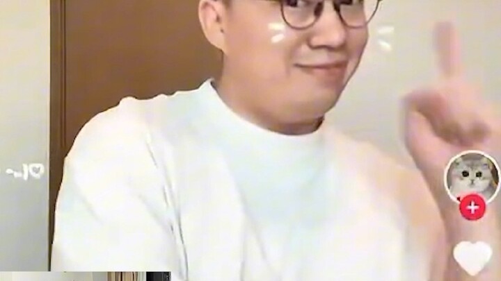 LPL第一喜剧人，Xiaohu再添名场面！Letme看Xiaohu手势舞，嘴上说着恶心，但感觉也挺乐在其中的！